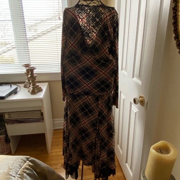 2 pièce skirt and top. - Picture 2 of 5